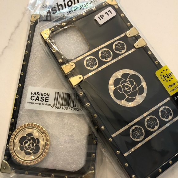 Host Pick 🌹 iPhone 11 Rose Vintage Phone Case - Picture 3 of 3